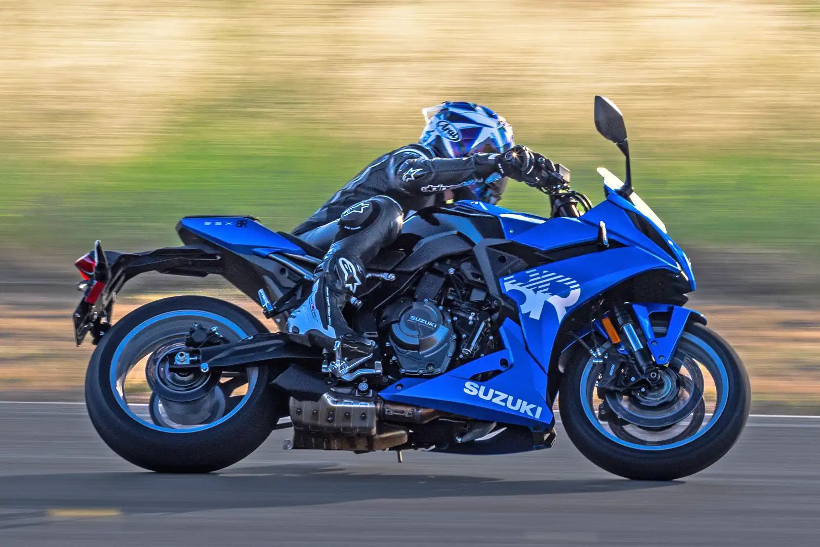 铃木目前800系列已经出了3款,gsx-8s,v-strom 800已经进入国内,最新的