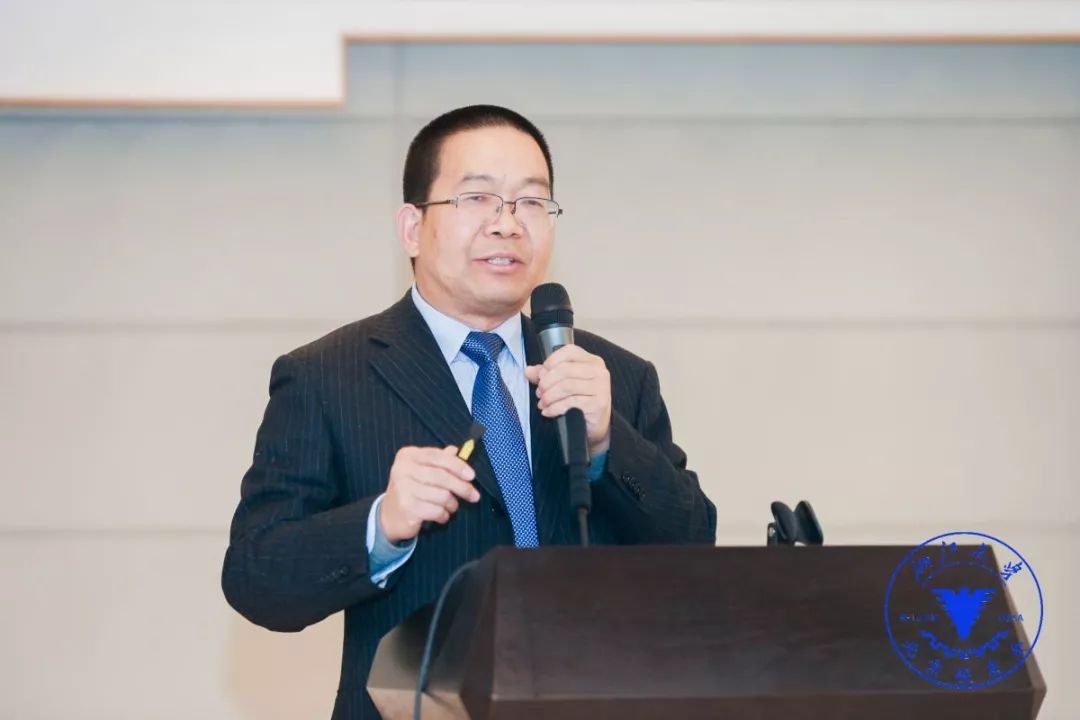 浙江大学计算机学院庄越挺教授以"人工智能协同创新"为主题,向大家