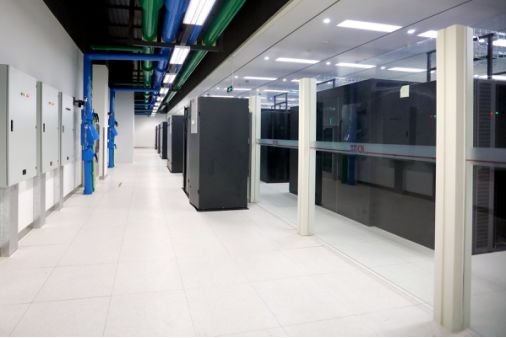 1)主机房采用c型钢联合吊架 铝合金条形板的吊顶形式1)配电区域采用