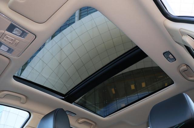 新车延续了原来的全景天窗设计,天窗的采光面积和打开面积都较为客观