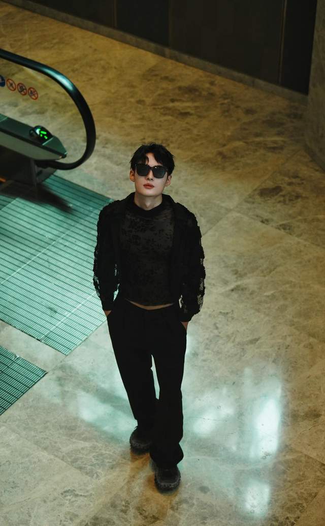 张霖浩身穿"镂空衣"出席星云奖,内娱幕后话题王让网友炸开锅