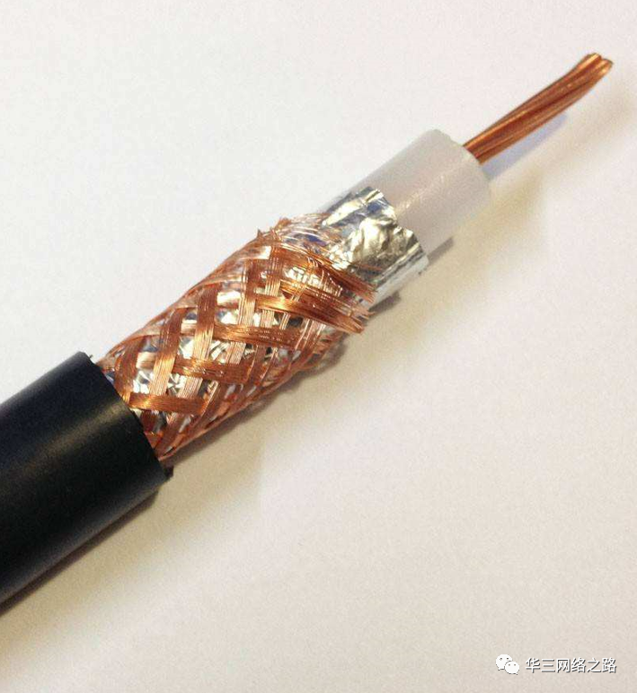 电介质之用)围拢,绝缘体外面又有一层薄的网状导电体(一般为铜或合金)