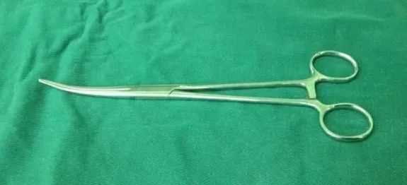弯血管钳kelly clamp又称止血钳,用于分离,钳夹组织或止血,以及协助