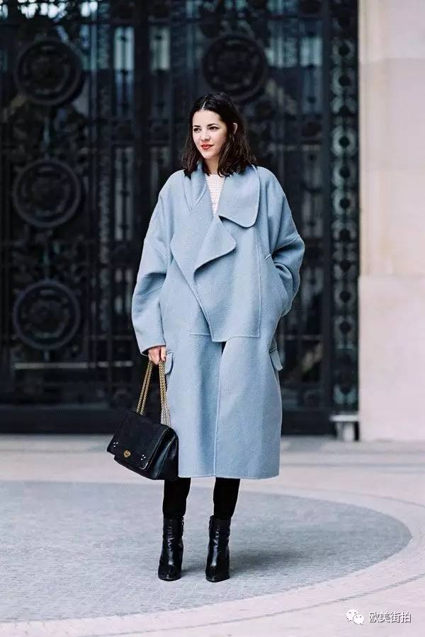 说起雾霾蓝,街拍达人最常的搭配颜色便是明度相同的白色,也许有的姑娘