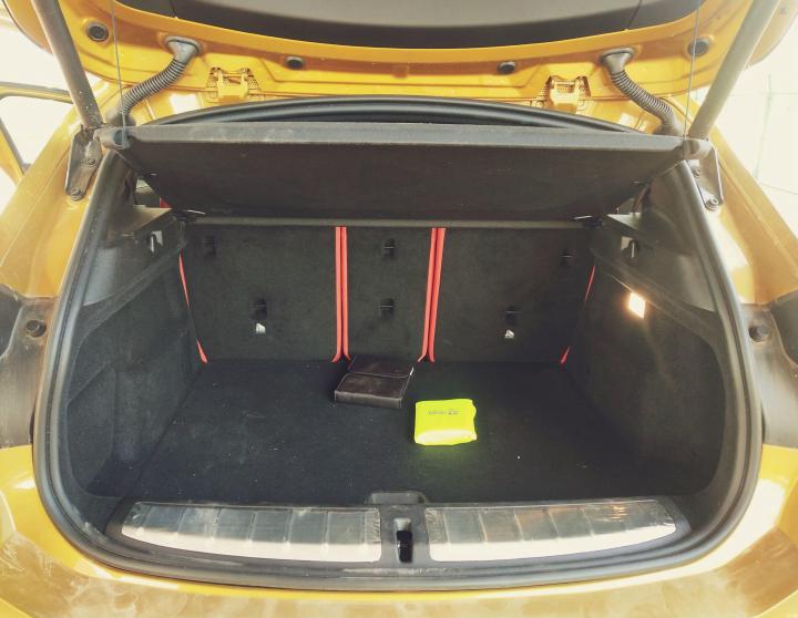 而没有备胎并不是为了节省成本,其主要目的一是为了省出后备箱的空间