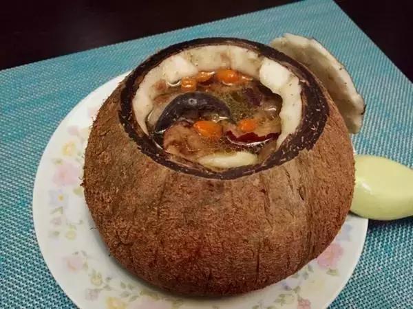 一颗椰子糖机器人海南最常见的水果椰子这些吃法你get到了吗