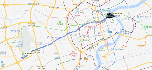 一起来看↓中运量71路作为上海首条中运量公交线路,同时也是浦西中心
