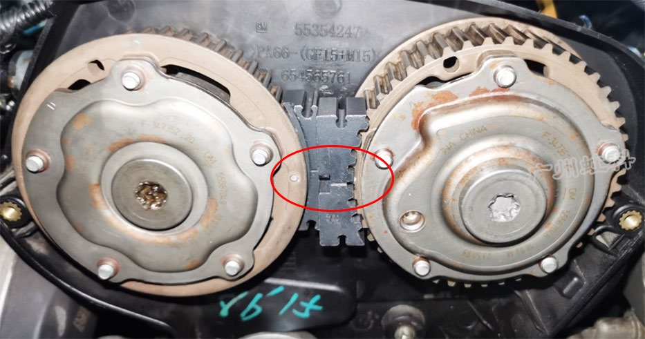 故障排除更换曲轴传动轮,重新校对发动机正时后试车,发动机故障灯不再