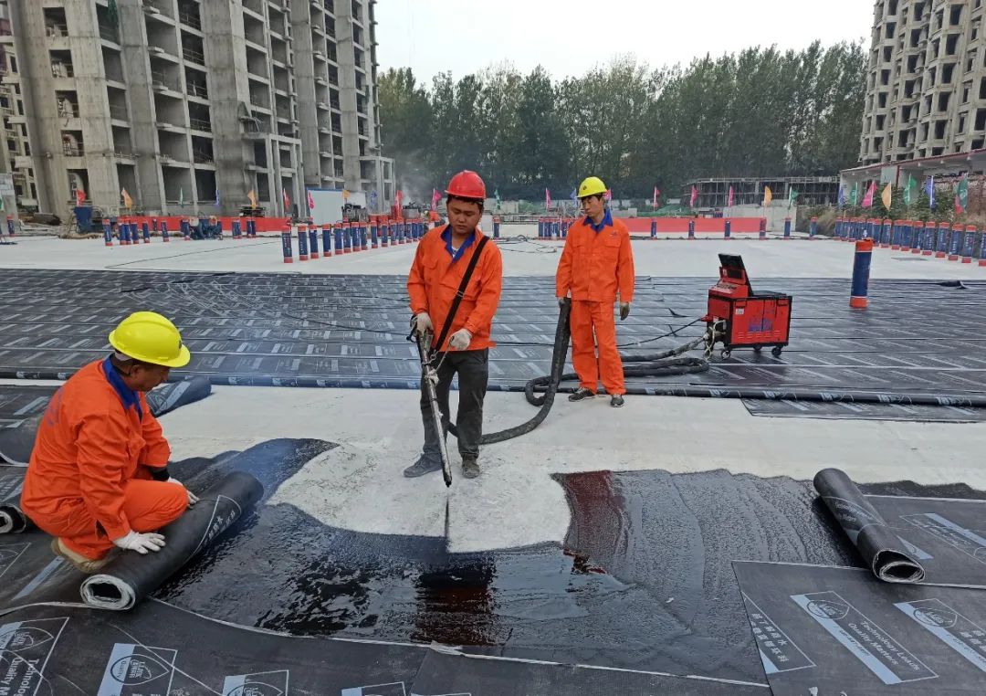 所选元素非联通非固化橡胶沥青防水涂料与耐根穿刺防水卷材沥青基施工
