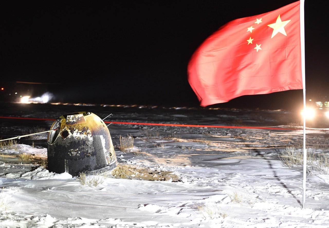 降采样嫦娥五号返回器携带月球样品着陆地球我国首次地外天体采样返回