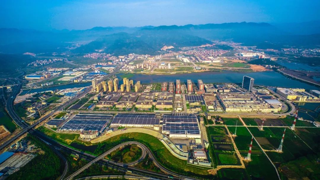 宁德时代机器人编程开发中新网探访福建宁德锂电新能源小镇新兴产业