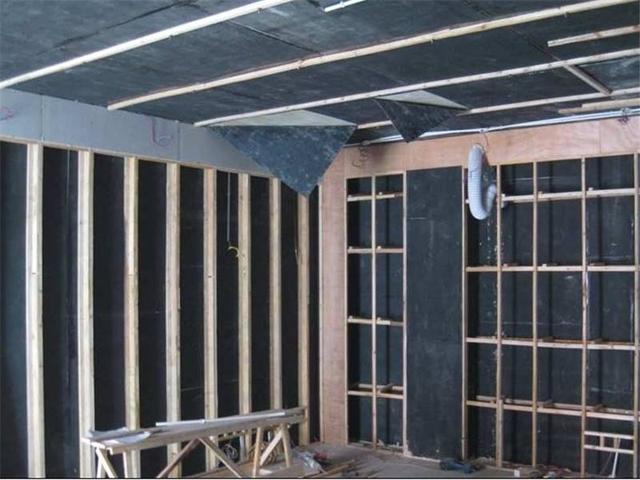 中间留有≥50mm的空腔,然后在空腔内填充吸音棉(这里说的吸音棉不是