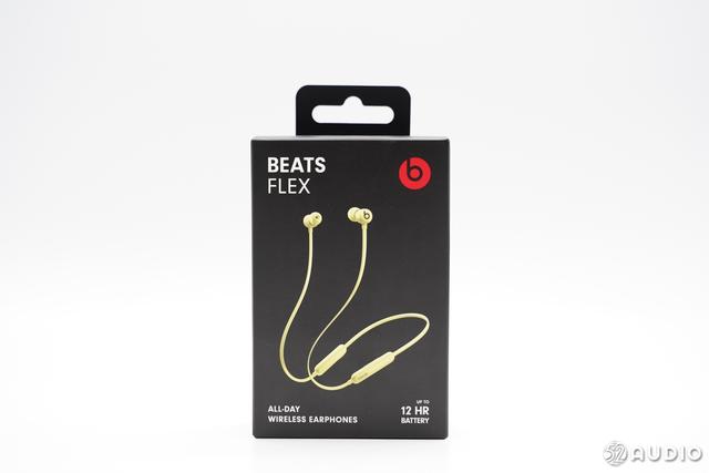 beats flex 包装盒特别的小巧,采用黑色背景更能突出包装盒上产品信息