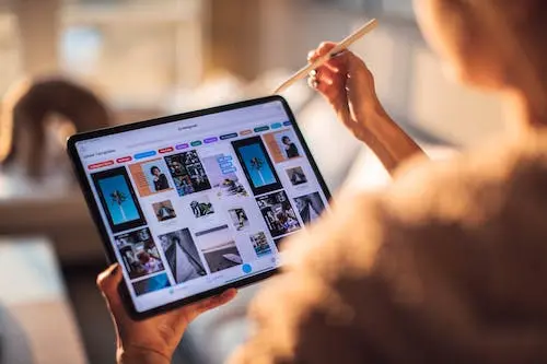 Kostenloses Stockfoto einer Frau, die einen Tablet-Computer hält