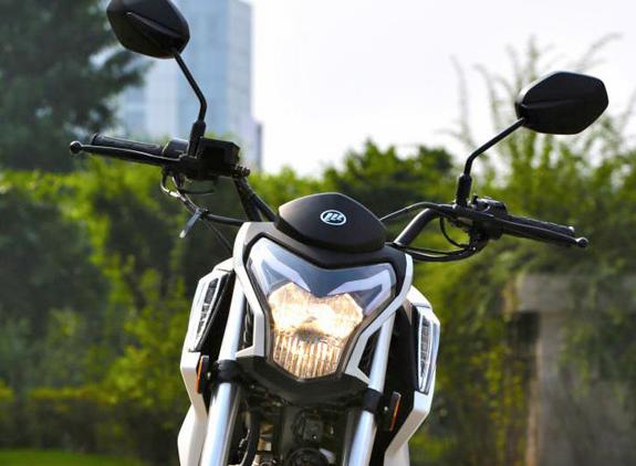 力帆kpmini150避震系统采用了倒立式液压前叉,中央独立式后减震,调校