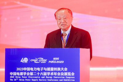 郑崇华先生致感谢词时，首先祝贺中国电源学会成立四十周年，并高度推崇学会为国家推动电源技术的进步和电源产业的发展所做出的巨大贡献。