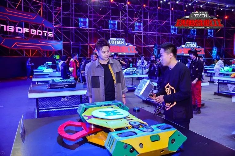 更多地强化节目的科技未来感和比赛紧张感,打造"铁甲新传奇"概念