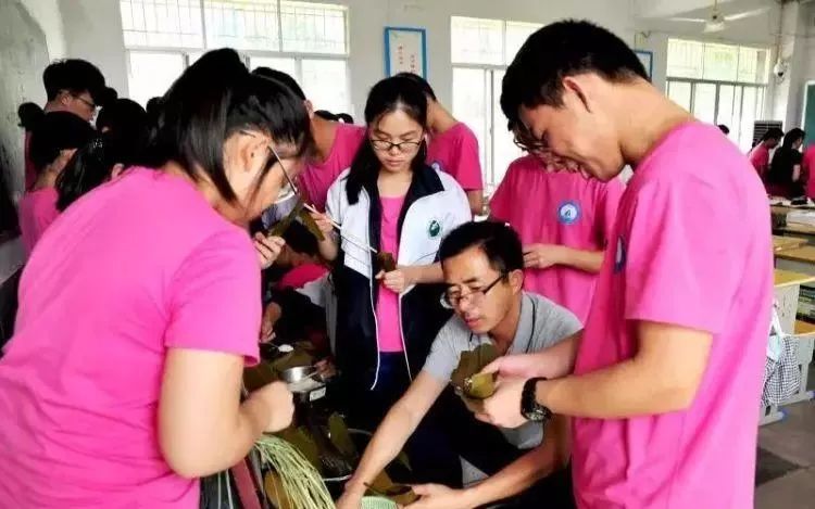 华容一中高考2021成绩查询高考放榜后华容一中的这两个老师开心地笑了