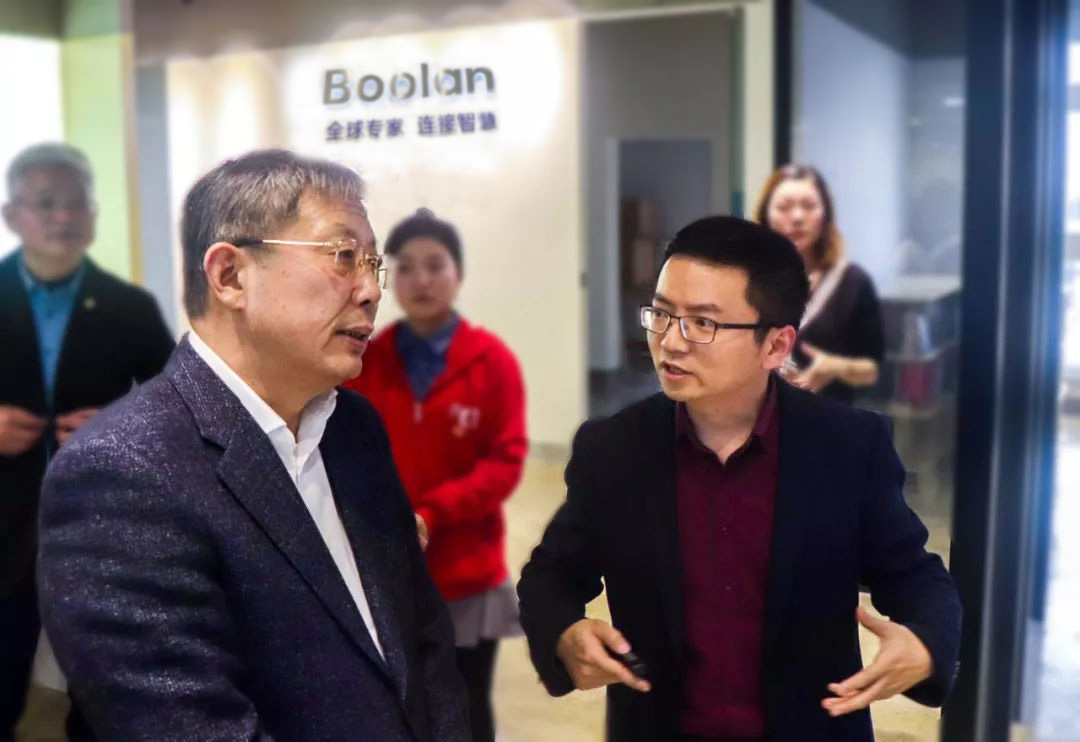 Boolan CEO 李建忠向杨雄市长介绍Boolan在AI教育领域的积累与布局