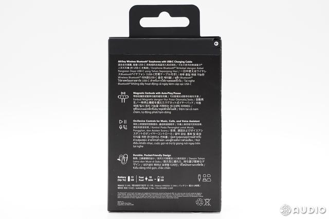 包装盒正面,上方有产品名称beats flex 和红色的 beats 品牌 logo