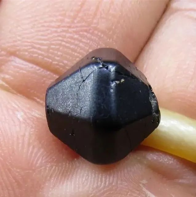 但是,这黑乎乎的煤精石进入了文玩圈,却成为了不少文玩人的心头好