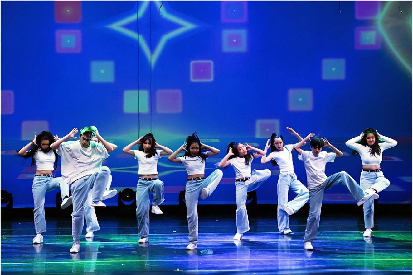 盛宴橙县华人春晚上演光影炫灿的龙年视听盛宴