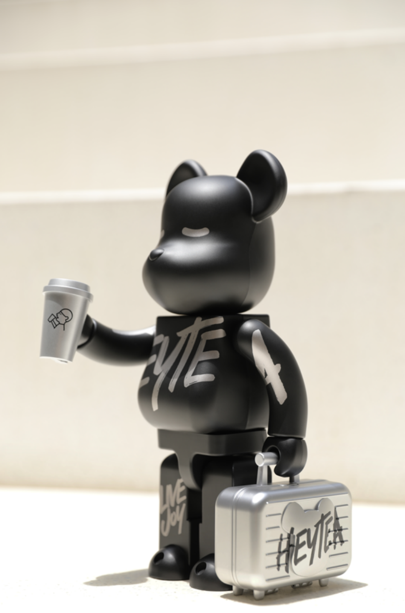 喜茶与 BE@RBRICK 联名，开启酷黑2.0全新潮流体验