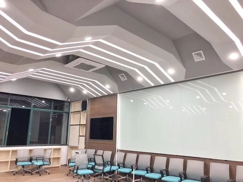 广财华商学院计算机房广东财经大学华商学院现超豪华教室科技感十足