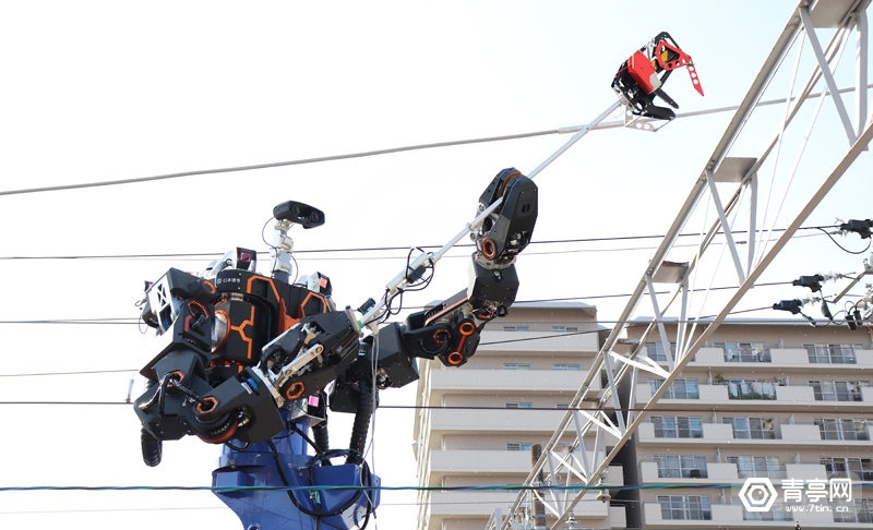 日本JR West公司用VR控制巨型机器人建铁路