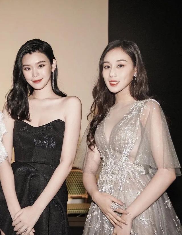 领导合影站位图关系微妙奚梦瑶何超欣同框合影姿势疏离奚梦瑶晒照只晒