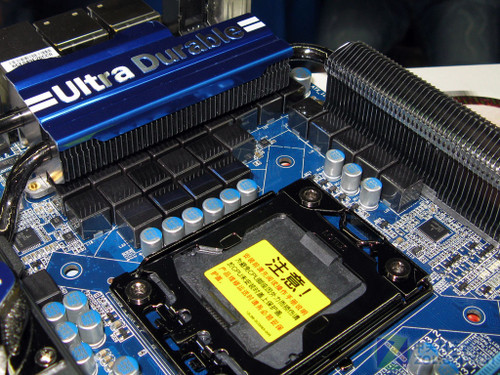 技嘉x58a-ud9采用xl-atx板型(extra large)设计,比传统atx主板稍大,有