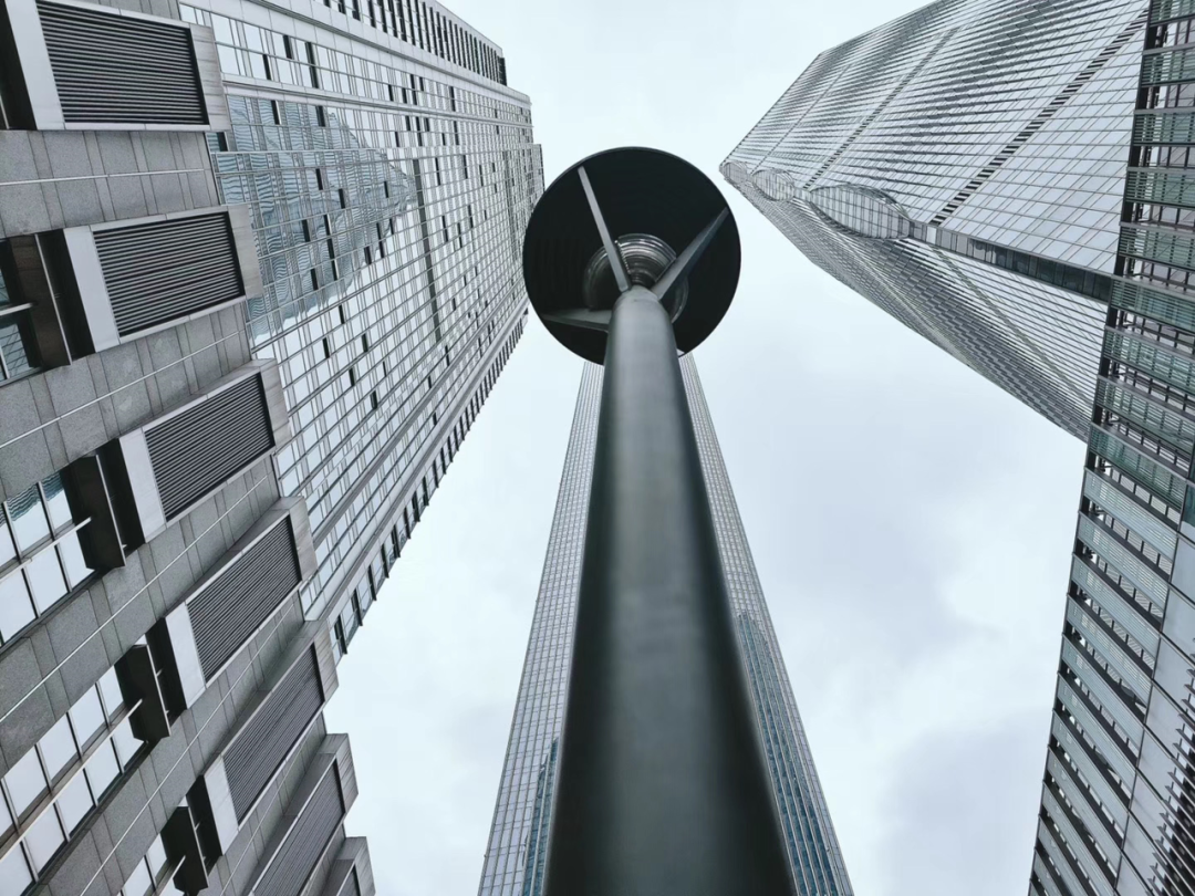 可以出现这种"近大远小"的视觉冲击力,而让建筑物看起来更宏伟