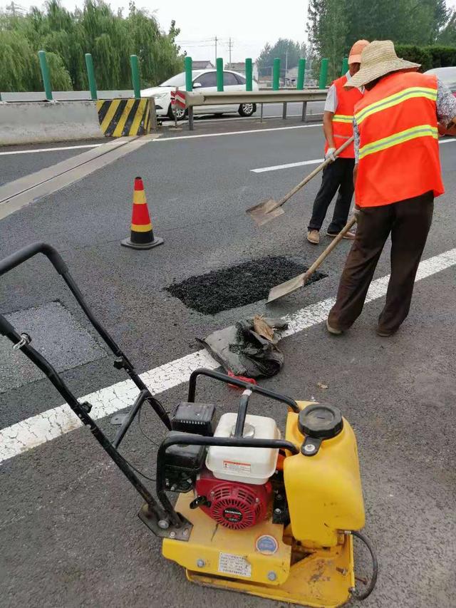 其次施工时要注意:1,在开槽时要遵循"浅洞深补,斜洞正补,圆洞方补