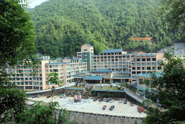 景区外有三家酒店,分别是莽山森林温泉酒店,天沅大酒店,莽山大酒店