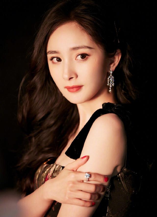 杨幂她从小的模样就很漂亮,可以看出小时候跟现在的几乎也是一模一样