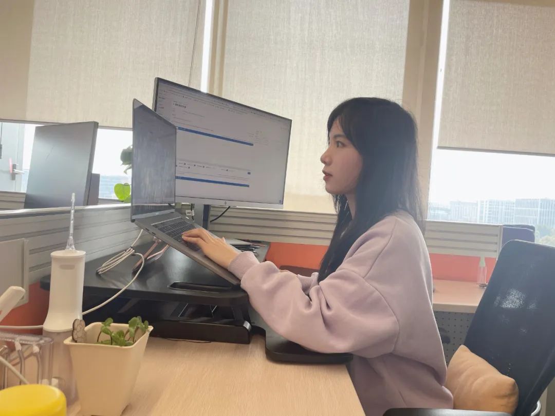 女程序员的工位,藏着她们鲜衣怒码的人生 | 3·8特辑
