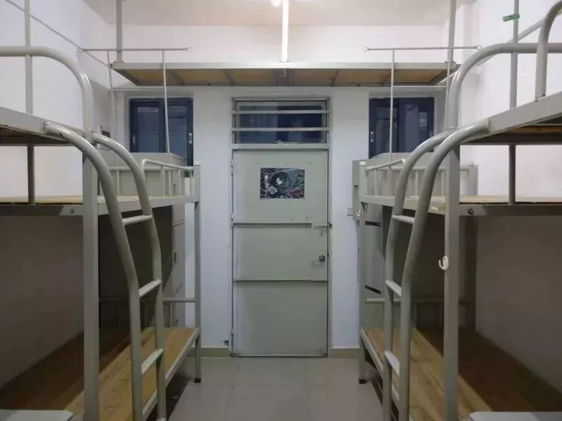 南校区宿舍内景学校饭堂衣食住行,以食为主介绍饭堂,那是必备的好吗