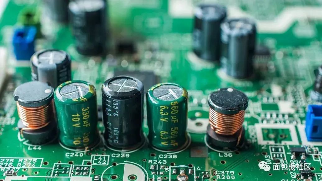 电容器在电子电路中几乎是不可缺少的储能元件,它具有隔断直流,连通