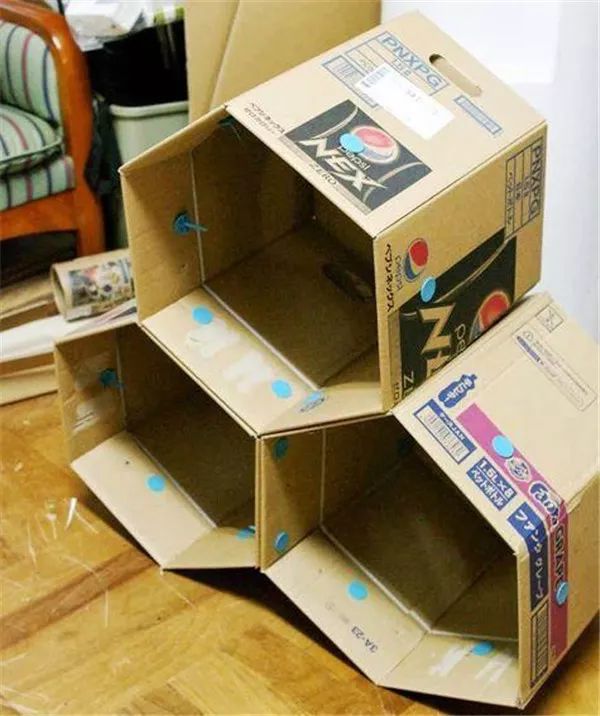 diy手工制作泡沫小球_手工制作环保家具,废纸箱diy家庭组合收纳柜