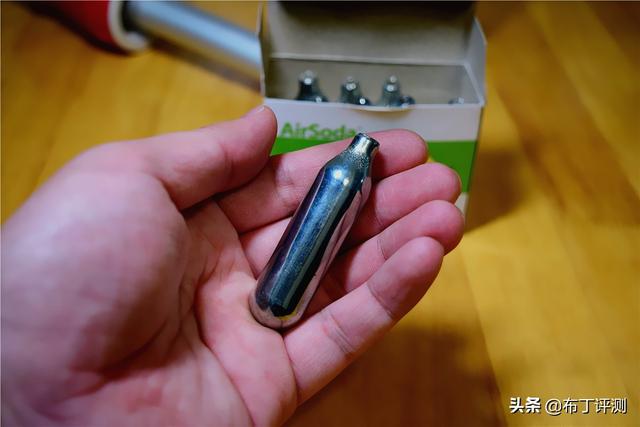 在气阀盖中将气弹戳破,通过金属通气管把二氧化碳气体加压释放到水中
