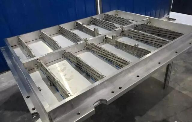 第二处是底部的箱体底板与箱体外框的安装上使用了fds技术.