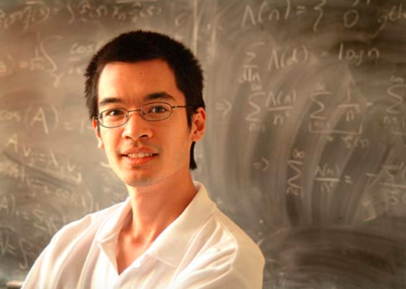 北大数学系扫地僧韦东奕爆红拒绝哈佛offer留任北大却因长相引热议