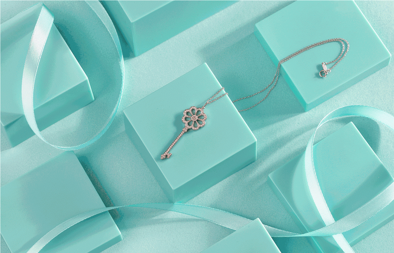 瞧,夏洛特的男友崔就是带她进这家店挑的戒指,tiffany& co. 蒂芙尼.