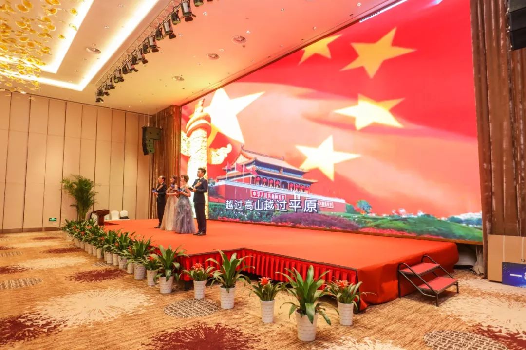 英雄大会在热情激昂的音乐中拉开序幕,全体与会人员起立,唱响《歌唱