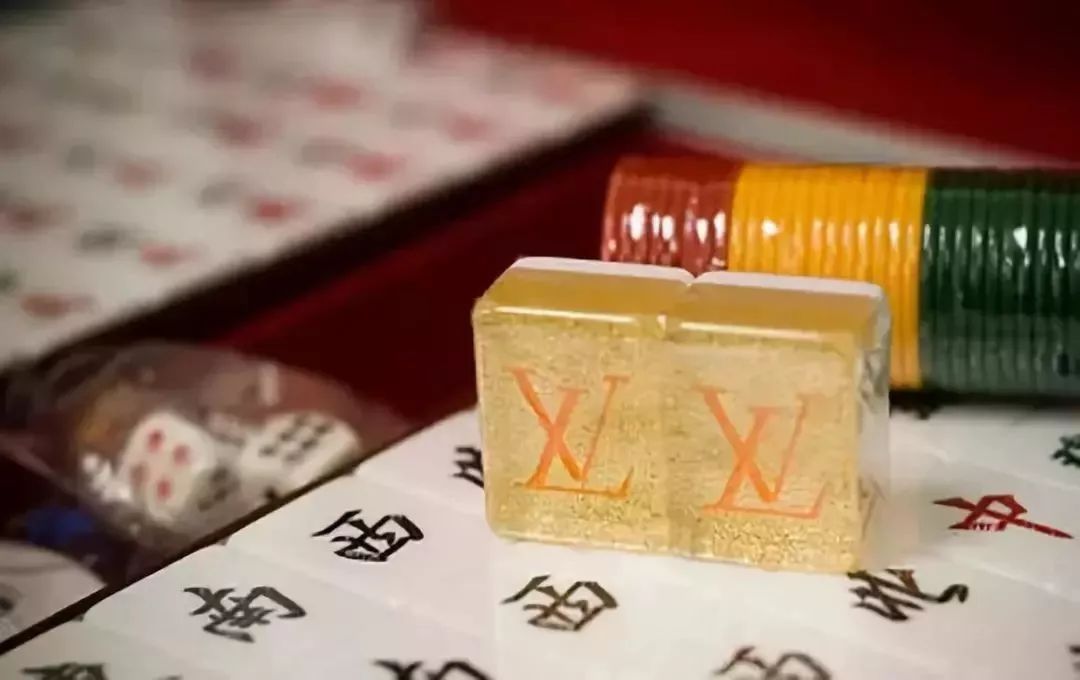 在达官贵人中,还曾用犀牛角,象牙,金银铜,青花瓷来制作,彼时的麻将牌