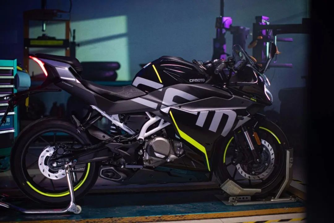 24n参数春风250sr各项参数正式发布和250nk有什么不同