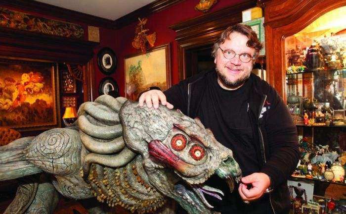 吉尔莫和荒凉山庄中《地狱男爵》中的怪物萨麦尔的合影"当我还是孩子