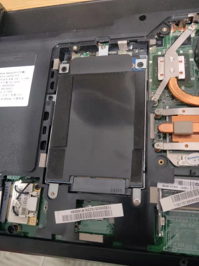 硬盘螺丝位置:板号如下所示,为dakl6cmb8d0:二,联想z475拆机