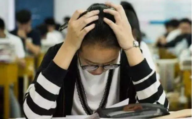 学霸计算机考试新闻学霸高考查分电脑上显示0分崩溃愣在原地老师却跑