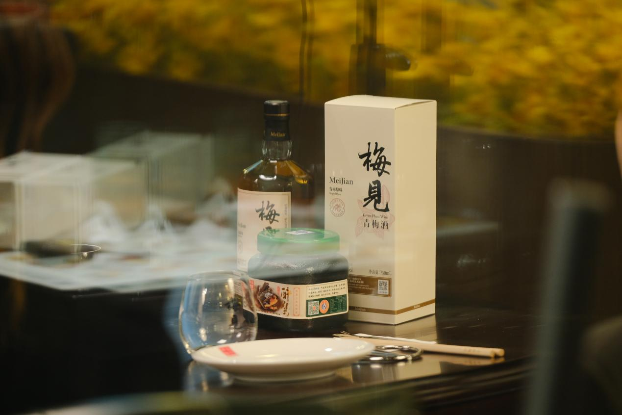 中华美食种类繁多,从阳春白雪到下里巴人,梅见青梅酒在中式佐餐的道路